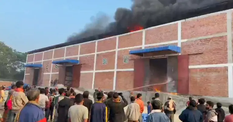 বিআইডব্লিউটিএর গুদামে আগুন